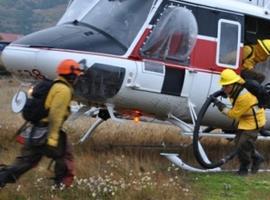 Bomberos chilenos luchan denodadamente contra el fuego en miles de hectáreas