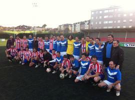 El choque entre los amigos del Sporting y los del Real Oviedo se saldó con 300 Kg. de comida 