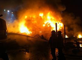 Bomberos de la Comunidad sofocan un incendio en una chatarrería