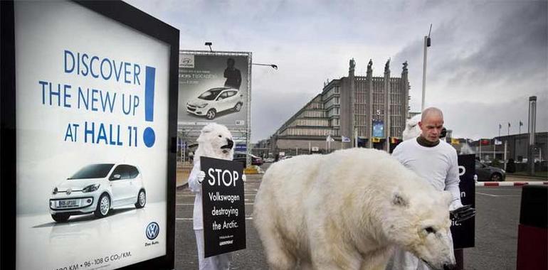 Osos polares de Greenpeace invaden el salón del automóvil 
