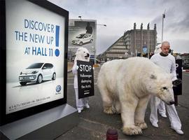 Osos polares de Greenpeace invaden el salón del automóvil 