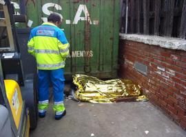 Un hombre fallece al caerle encima un contenedor de obra en Leganés