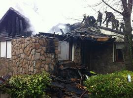 Incendio de una vivienda unifamiliar de madera en Manzanares