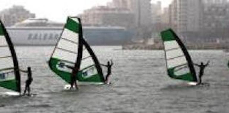 Logran realizar la travesía Formentera-Dénia en tablas de windsurf