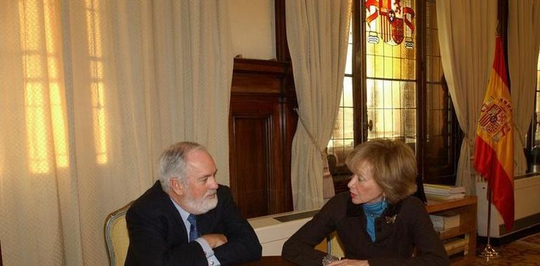 Arias Cañete recibe a María Teresa Fernández de la Vega