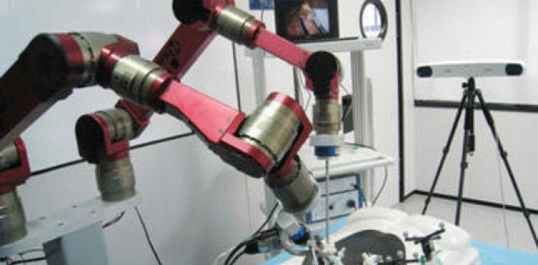 Desarrollan un robot quirúrgico que comprende la voz y los gestos del cirujano