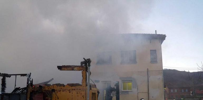 Incendio en un almacén en Ablaña