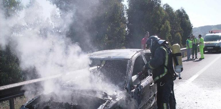 Un turismo arde por completo poco antes del cruce de Trasona