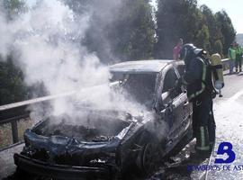 Un turismo arde por completo poco antes del cruce de Trasona