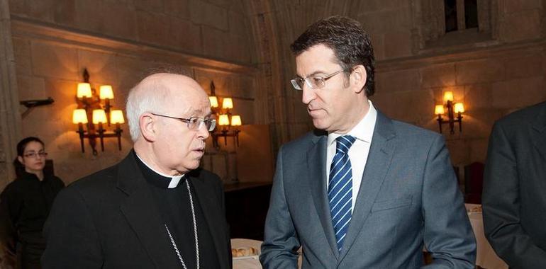 El presidente de la Xunta asiste a la conferencia del arzobispo de Santiago, Julián Barrio, en el Nueva Economía Fórum