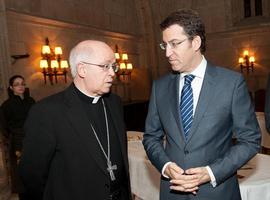 El presidente de la Xunta asiste a la conferencia del arzobispo de Santiago, Julián Barrio, en el Nueva Economía Fórum