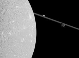 Dione, a vista de pájaro