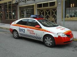 La Policía Local de Gijón detiene a un conductor tras un espectacular accidente e intentar huir 