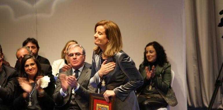 Fátima Báñez recibe la Medalla de la Ciudad de Huelva