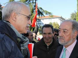 De Lorenzo dialoga con los pensionistas de CC.OO. tras su protesta ante la Delegación del Gobierno