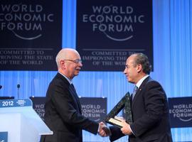 El presidente de México recibe en Davos el recibió el Premio al Estadista Global.