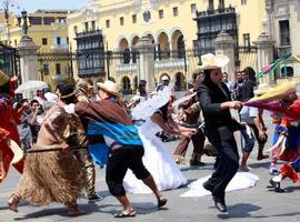 Perú presenta sus carnavales riojanos