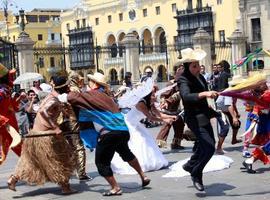 Perú presenta sus carnavales riojanos