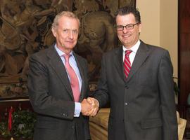 El ministro de Defensa recibe al embajador de Canadá