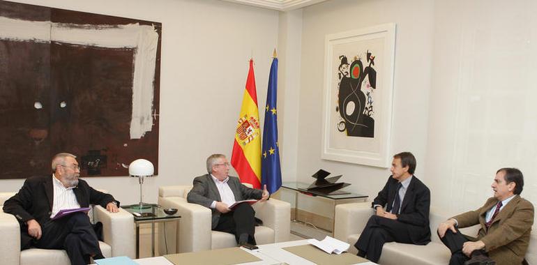 El presidente recibe en La Moncloa a los secretarios generales de UGT y CC.OO. 