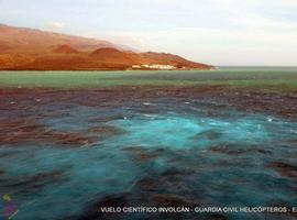 El volcán submarino del Hierro sigue emitiendo gases al Mar de las Calmas