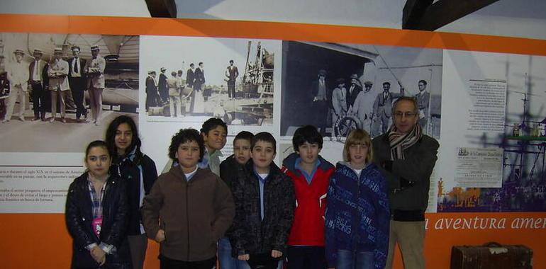 Visita de alumnos de Parres y Cué al aula del Mar de Llanes