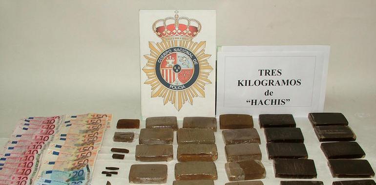 Detenidos en Avilés el propietario de un bar y un camarero por presunto tráfico de droga