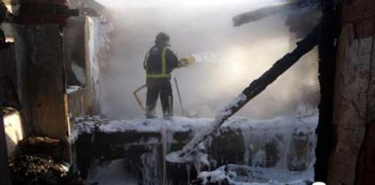 Arde la techumbre de una vivienda en Sueros, Mieres