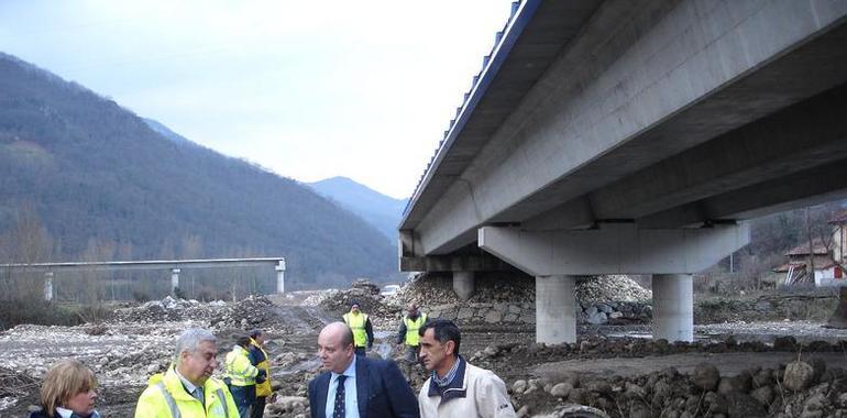 Carreteras ya está reconstruyendo el paso bajo el puente de Soto de Aller,  destruido por la riada