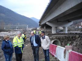 Carreteras ya está reconstruyendo el paso bajo el puente de Soto de Aller,  destruido por la riada