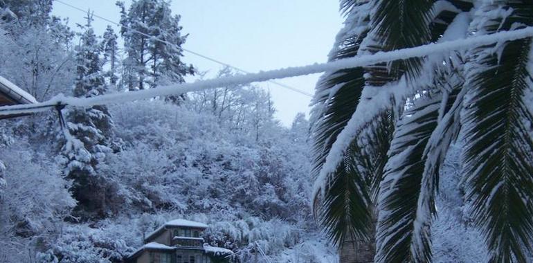 El puerto de El Connio está cerrado al tráfico por nieve y hielo