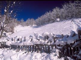 El puerto de El Connio continúa cerrado al tráfico por nieve y hielo