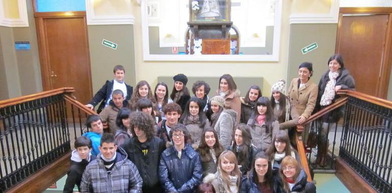 Alumnos y profesores participantes en el Proyecto ARCE visitan el Ayuntamiento langreano
