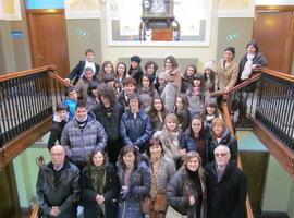 Alumnos y profesores participantes en el Proyecto ARCE visitan el Ayuntamiento langreano
