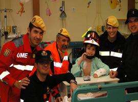 La Unidad Militar de Emergencias visita a los niños ingresados en el Hospital La Paz 