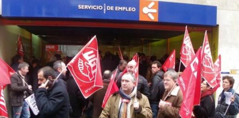 Cuadros de UGT y CCOO de Asturias se encierran en las oficinas del INEM contra la reforma laboral