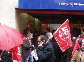 Cuadros de UGT y CCOO de Asturias se encierran en las oficinas del INEM contra la reforma laboral