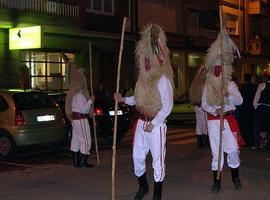 Los Sidros de Valdesoto na espicha d\ Antroxu en Tierra Astur de Cualloto