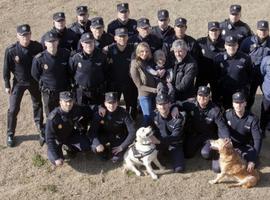 Agentes de la PN elaboran un calendario benéfico para ayudar a un niño que sufre una rara enfermedad neurológica