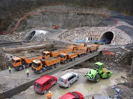 Adif realiza las pruebas de carga de los viaductos sobre el río Huerna, en Lena 