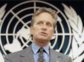Dibujen un mundo libre de armas nucleares, dice Michael Douglas a los niños