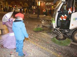 Recogidos 2.000 kilogramos de basura tras el desfile de Antroxu en Gijón