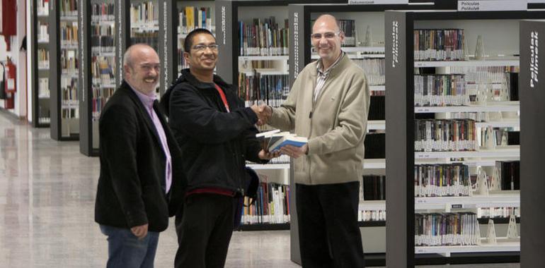 El cineasta Amir Muhammad dona a la Biblioteca de Navarra libros sobre literatura y poesía malayas