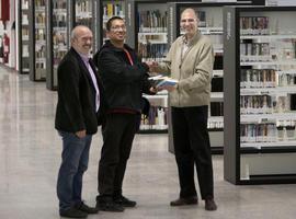 El cineasta Amir Muhammad dona a la Biblioteca de Navarra libros sobre literatura y poesía malayas 