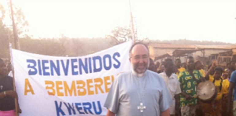 El arzobispo de Oviedo es recibido por los fieles de Bembereké