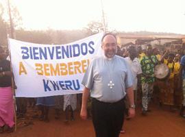 El arzobispo de Oviedo es recibido por los fieles de Bembereké 