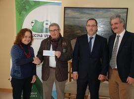 La Universidad de Salamanca entrega a la Federación Síndrome de Down 1.783 € derivados de la gestión de residuos