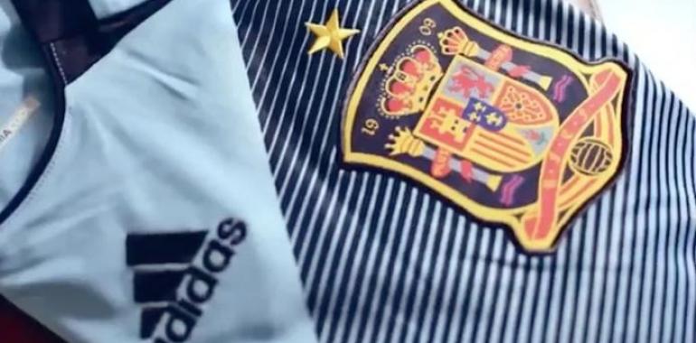 La Roja se pasa al azul celeste