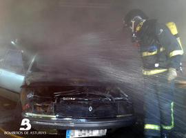 El fuego destruye tres vehículos en Llanes y Villaviciosa, en la misma mañana
