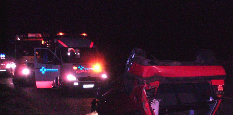 Conductor herido al salirse de la vía su vehículo en El Pedregal, Tineo